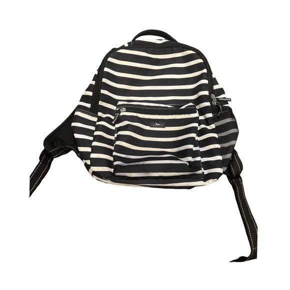 Scout Black and white backpack made with poly canvas
Wipe clean with damp towel - Picture 5 of 16